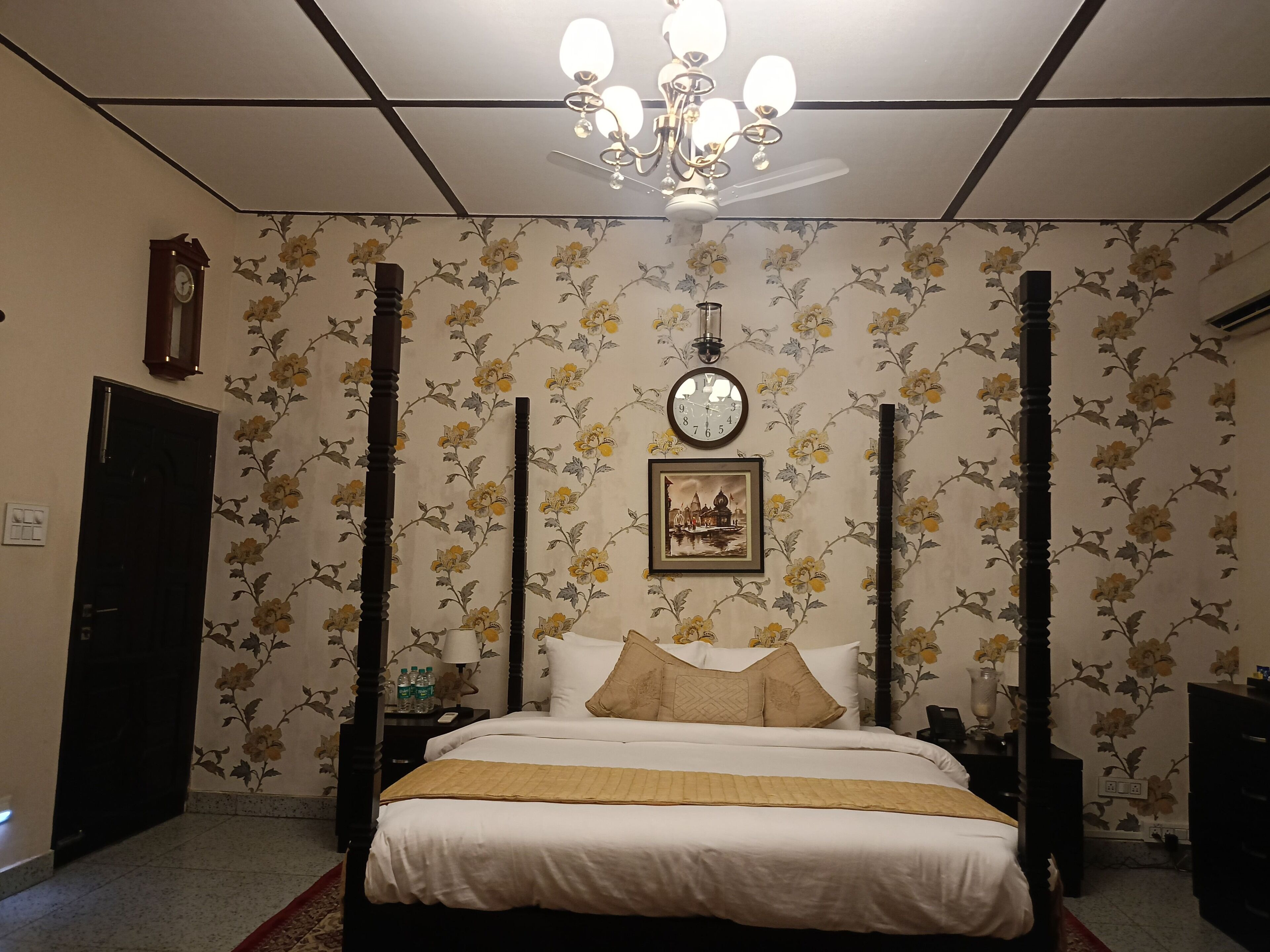 Vintage Bungalow Room | Iron/ironing board, WiFi (free), individually decorated