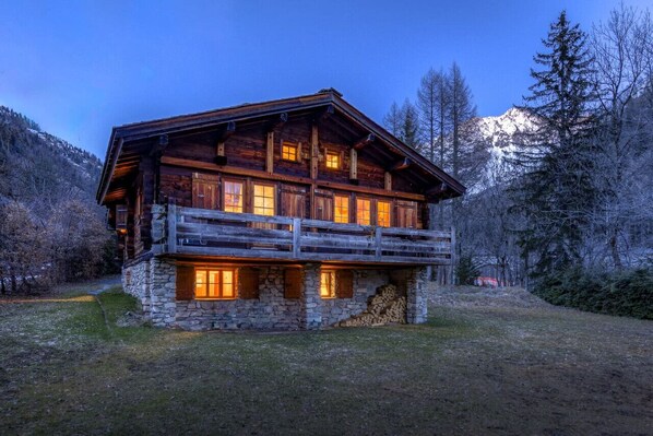 A log cabin with a stone foundation, wooden exterior, and a balcony overlooking a mountainous landscape. - Chalet 155sqm | 360View | Quiet | Bus & Train 150m (Chamonix-Mont-Blanc)