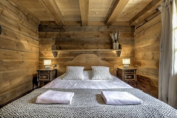 6 chambres, bureau, fer et planche à repasser, lit de bébé portatif