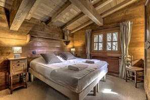 6 soverom, skrivebord, strykejern/-brett og reiseseng for barn