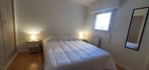 Iron/ironing board, free WiFi, bed sheets - Port-Fréjus, LE NADIR, on the quayside, Large 2-room apartment (51m²), sleeps 4/5, parking, air conditioning and WIFI, close access to the beaches, balcony, for a pleasant stay in the sun, relaxation and leisure (Fréjus)