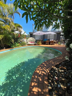 Una piscina al aire libre, una piscina climatizada