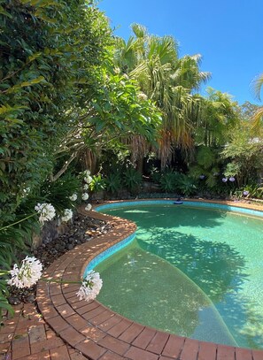 Una piscina al aire libre, una piscina climatizada