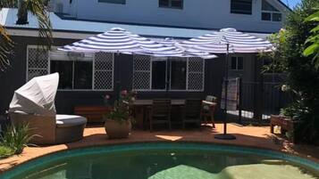 Een buitenzwembad, een verwarmd zwembad