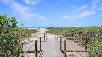 På stranden