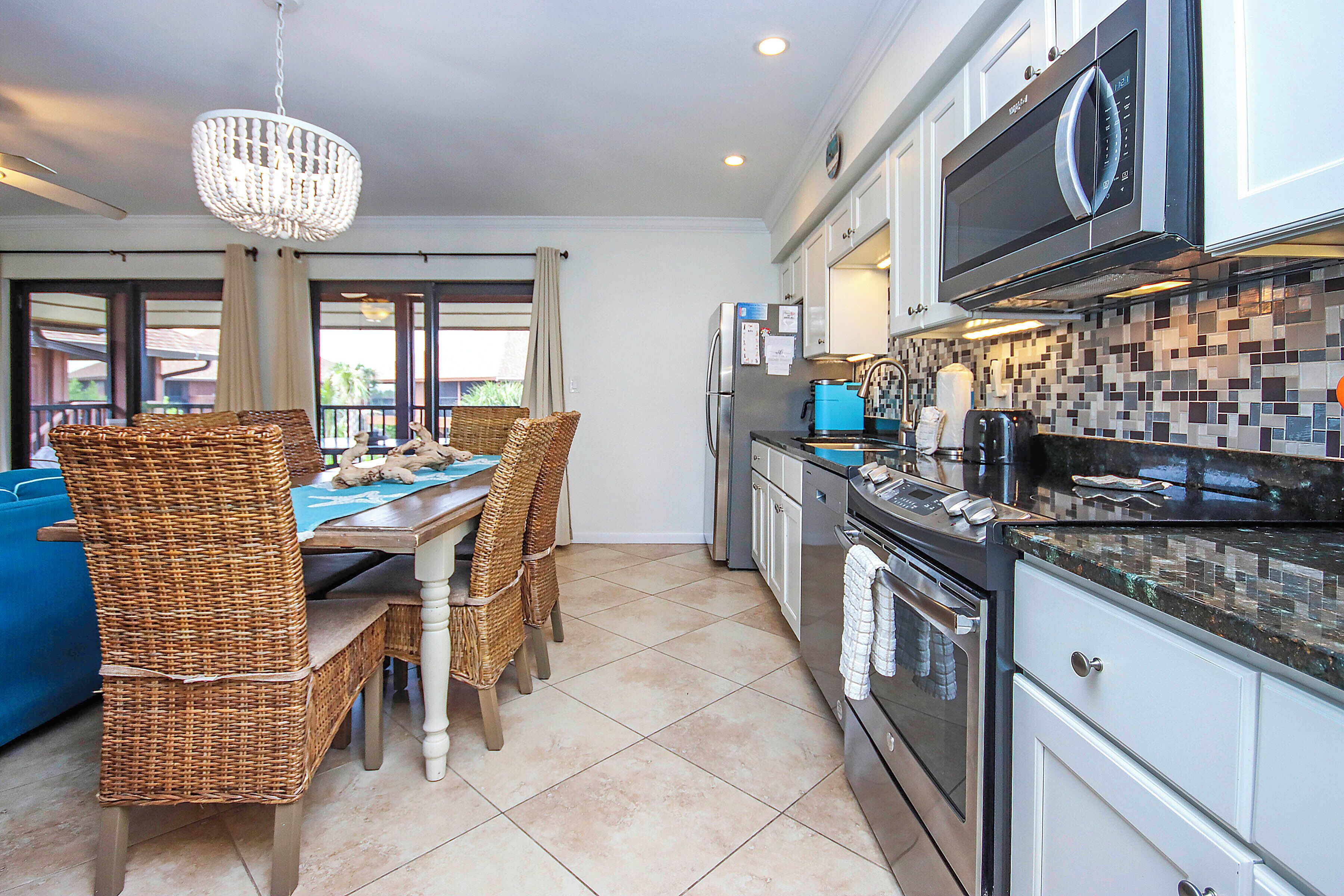 Kjøleskap, mikrobølgeovn, ovn og kokeplater