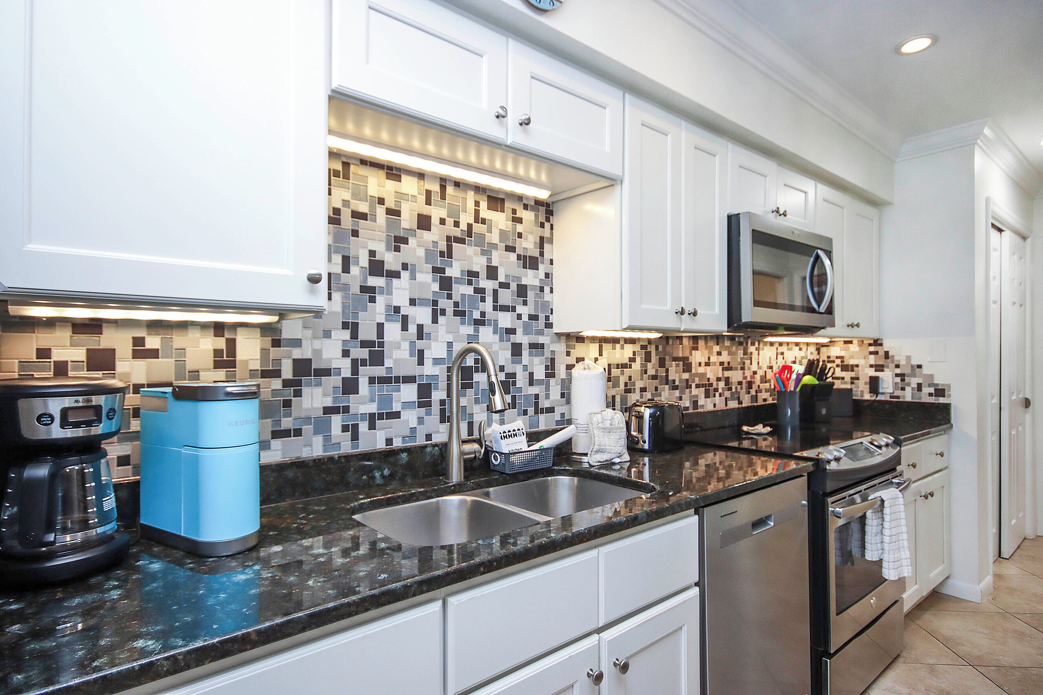 Kjøleskap, mikrobølgeovn, ovn og kokeplater