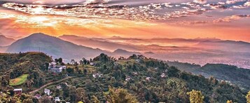Un paisaje montañoso con un pueblo a la base.