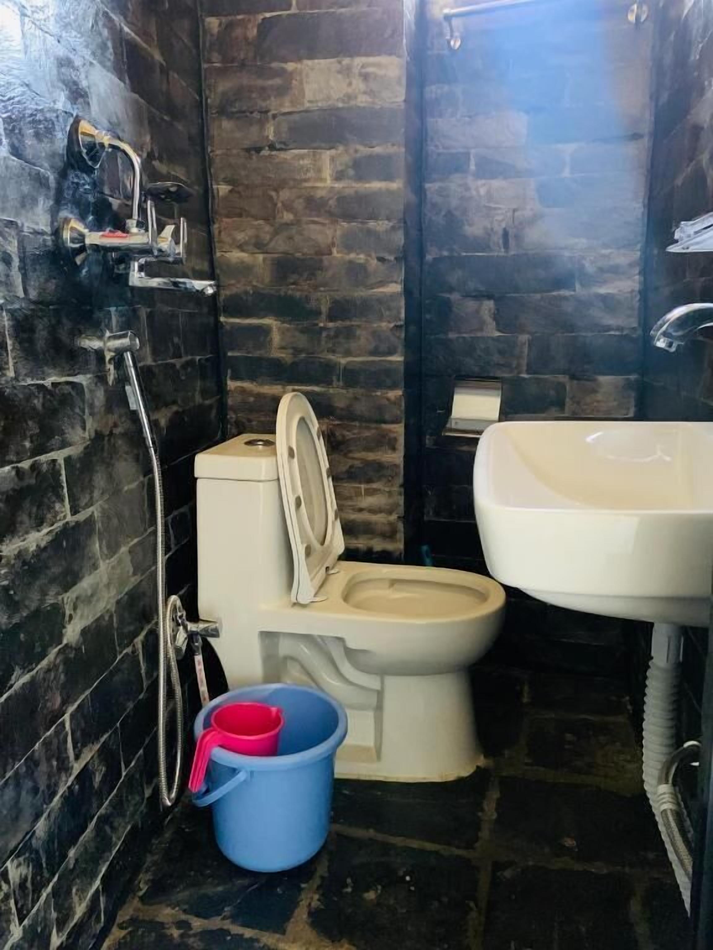 Un baño con inodoro, lavamanos y ducha.