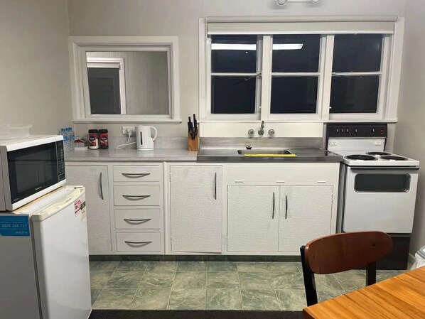 Refrigerador, microondas, horno y tetera eléctrica 