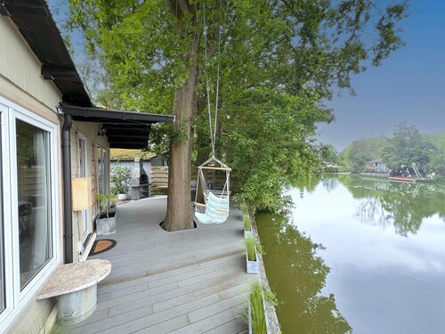 Gemütliches Chalet mit Terrasse am Wasser