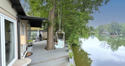 Gemütliches Chalet mit Terrasse am Wasser