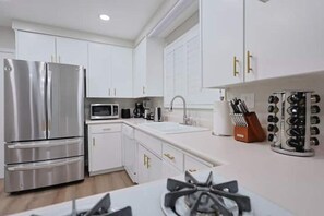 Réfrigérateur, four à micro-ondes, un four, surface de cuisson