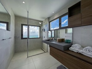 Een douche, een haardroger, handdoeken