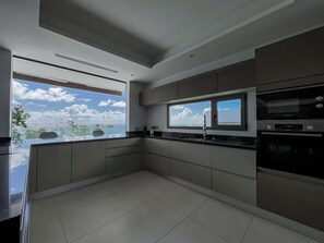 Kühlschrank, Mikrowelle, Ofen, Geschirrspüler