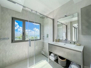 Shower, hair dryer, towels