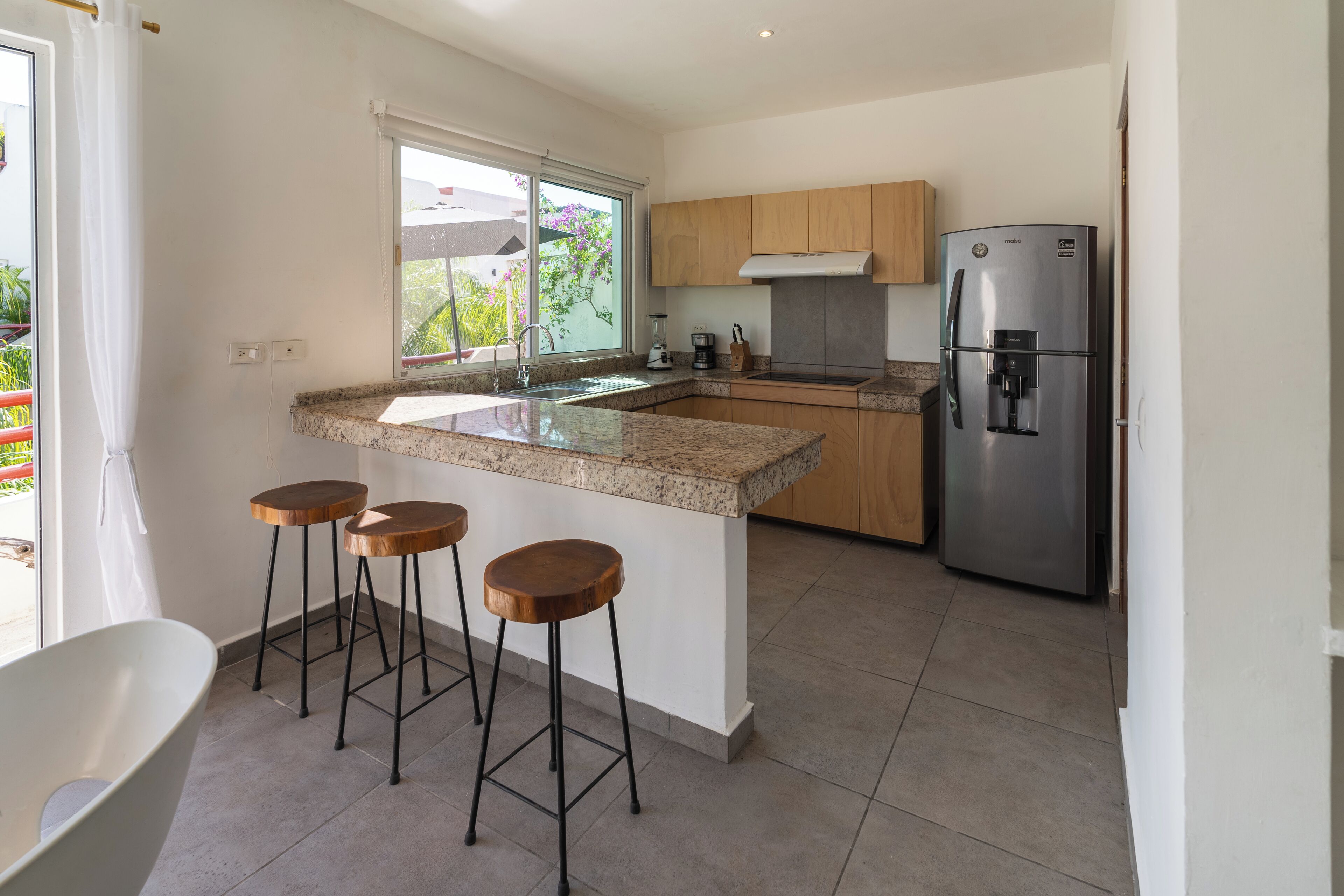 Departamento estándar, vista a la alberca | Cocina privada