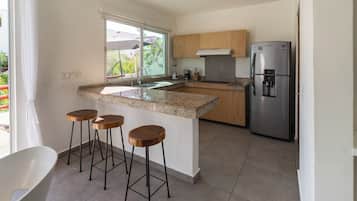 Departamento estándar, vista a la alberca | Cocina privada