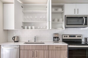 Kühlschrank, Mikrowelle, Ofen, Geschirrspüler