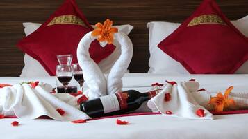 1 habitación, escritorio y espacio para trabajar con laptop