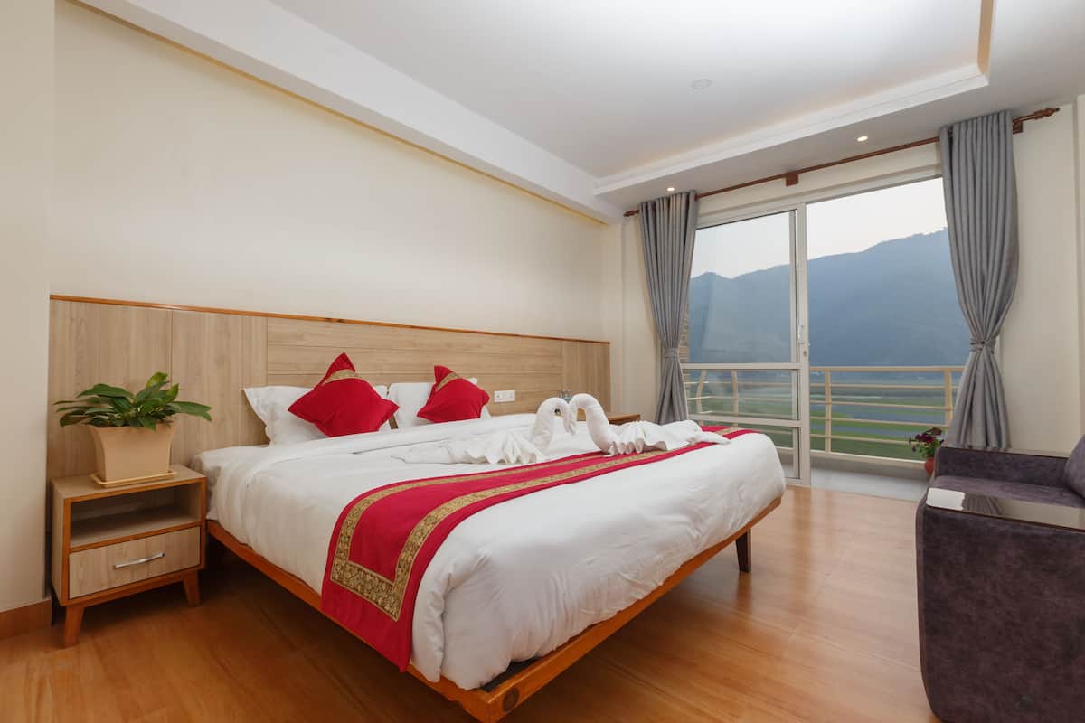 1 Schlafzimmer, hochwertige Bettwaren, Schreibtisch