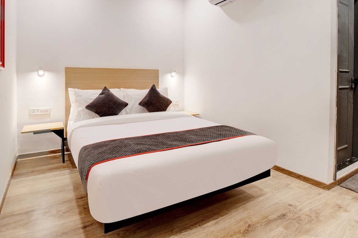 Classic Double or Twin Room | Laptop workspace, bed sheets
