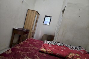 Standard Double Room | Free WiFi, bed sheets - OYO 93865 Dv Homestay Syariah Kupang (Surabaya)