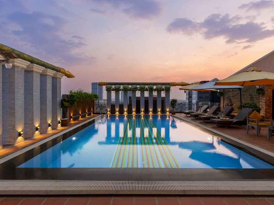 Outdoor pool, pool umbrellas, sun loungers