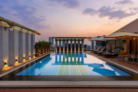 Outdoor pool, pool umbrellas, sun loungers