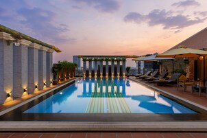 Outdoor pool, pool umbrellas, sun loungers