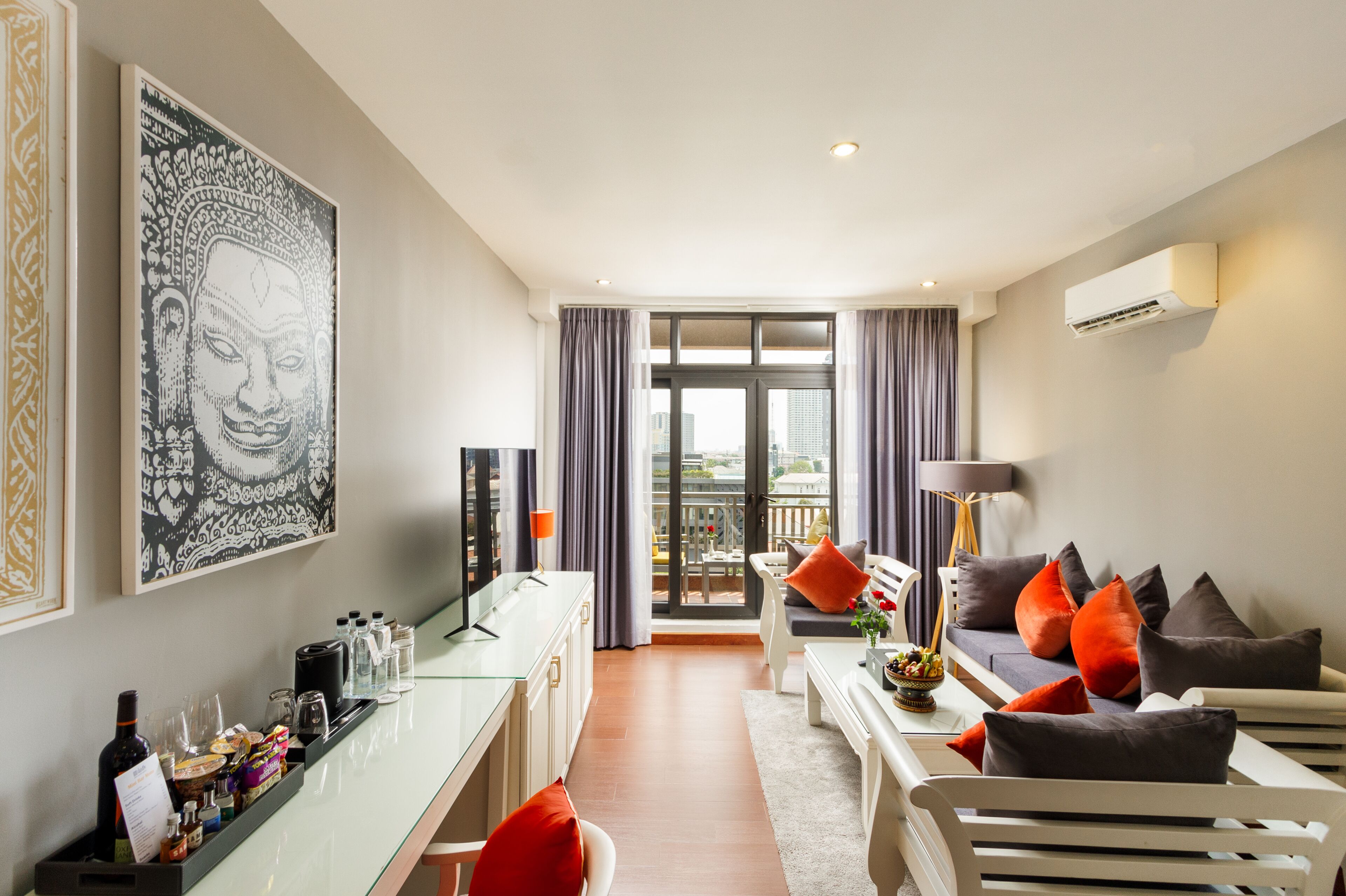 Suite familiar, 1 habitación, balcón, vistas a la ciudad | Zona de estar | Smart TV de 55 pulgadas con canales por cable