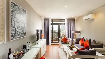 Suite familiar, 1 habitación, balcón, vistas a la ciudad | Zona de estar | Smart TV de 55 pulgadas con canales por cable