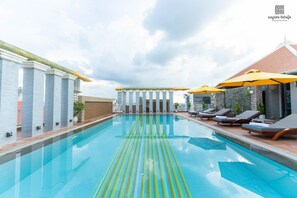Outdoor pool, pool umbrellas, sun loungers