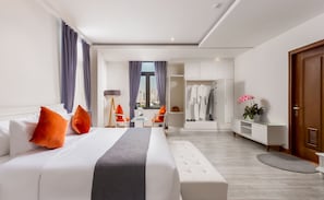 Cocoon Suite King With Balcony | Premium bedding, minibar, in-room safe, desk