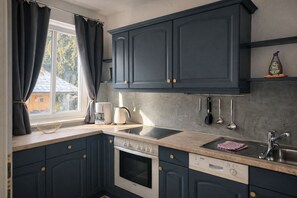 Réfrigérateur, un four, surface de cuisson, lave-vaisselle