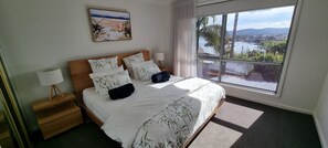 4 bedrooms, desk, iron/ironing board, travel crib - Resort Style Getaway | Close to Beaches and Cafes (Daleys Point)