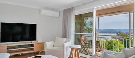 Smart-TV, DVD-Player, Tischtennisplatte, Bücher