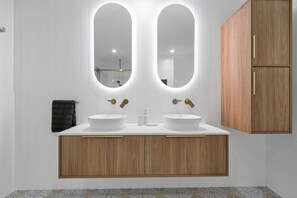 Shower, hair dryer, towels, soap - Resort Style Getaway | Close to Beaches and Cafes (Daleys Point)