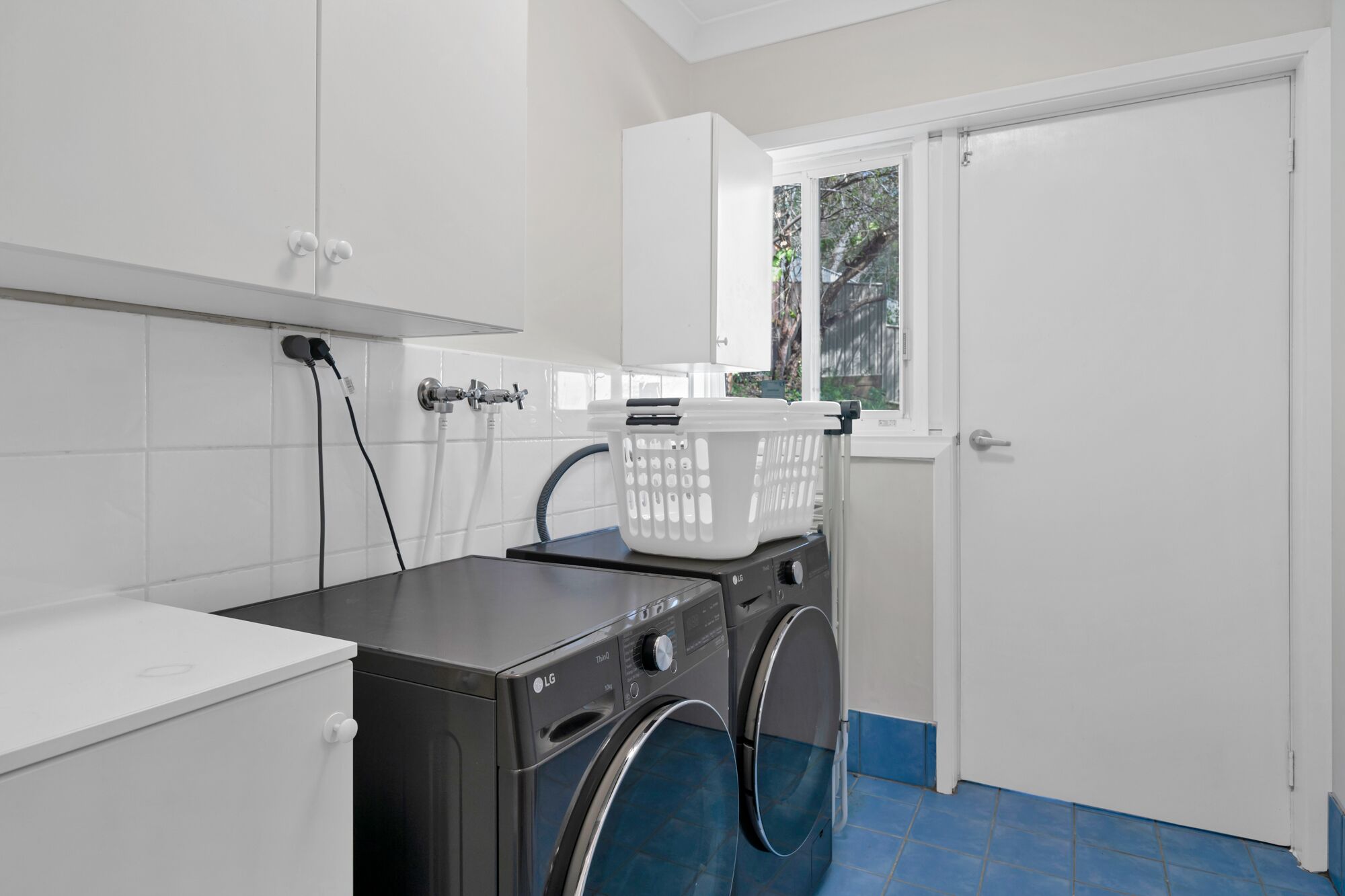Laundry with front loading washing machine and heatpump dryer