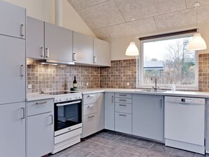Kühlschrank, Mikrowelle, Geschirrspüler, Kochgeschirr/Geschirr/Besteck