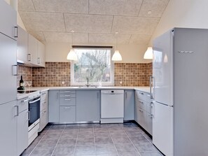 Kylskåp, mikrovågsugn, diskmaskin och grytor/köksredskap