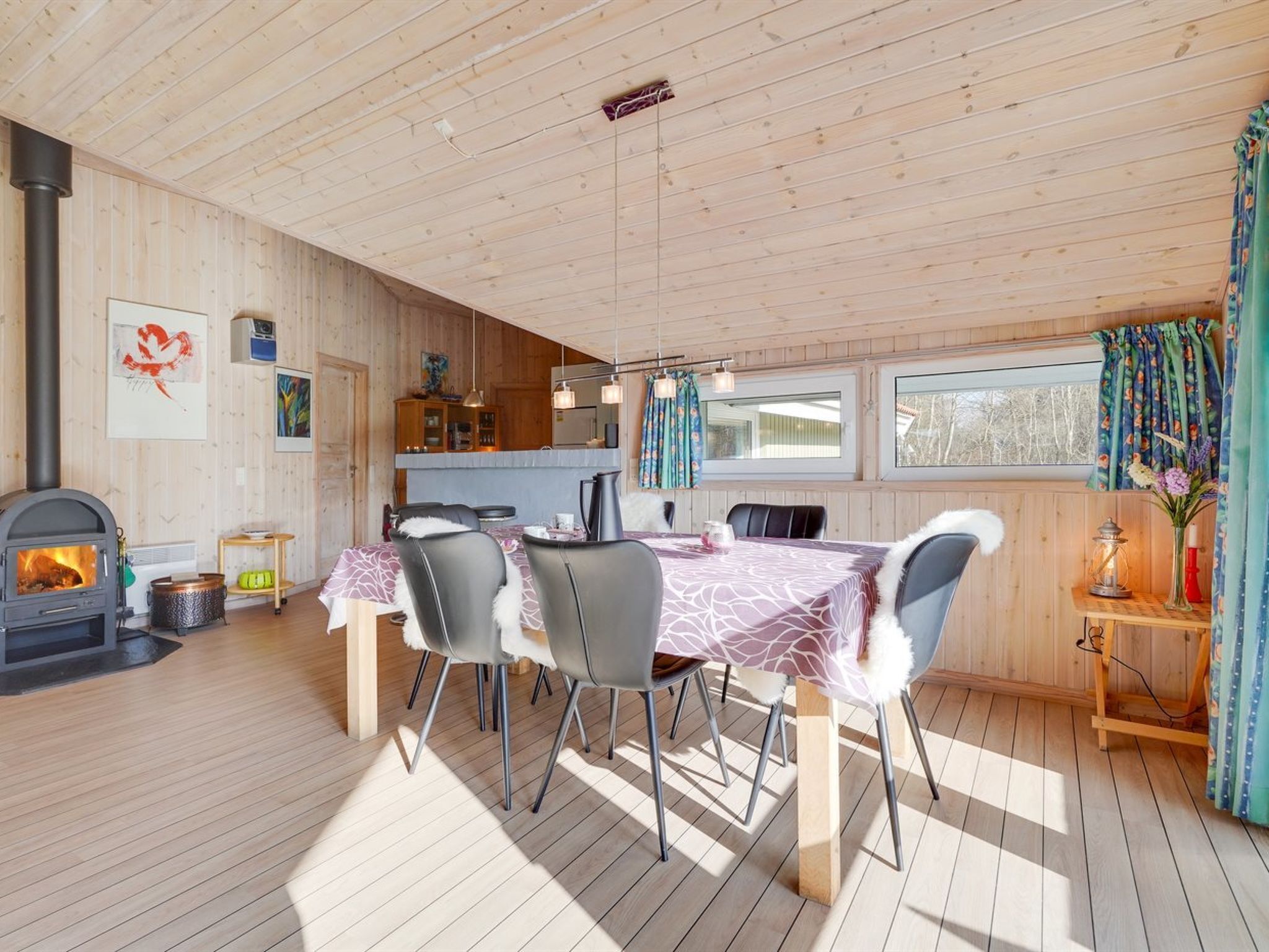 Ein gemütliches Blockhaus mit Essbereich, Küche und Kamin.
