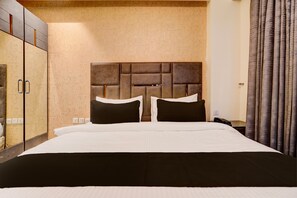 Classic Double Room | Bed sheets - Townhouse 1304 M2K Cinema Rohini (New Delhi)