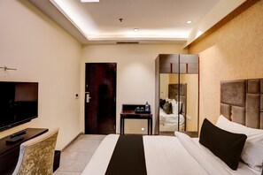 Classic Double Room | Bed sheets - Townhouse 1304 M2K Cinema Rohini (New Delhi)