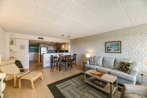 TV, DVD player, books, video library - Beachfront Condo w/ Pool Access in Port Aransas (Port Aransas)