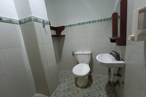 Deluxe Double Room | Bathroom | Shower, towels, soap