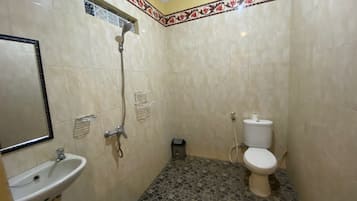 Deluxe Double Room | Bathroom | Shower, towels, soap