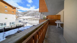 A balcony with a view of a snowy landscape and a parking area. - Nice apt near the slopes 7 people (Allos)