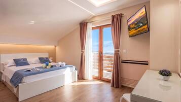 Un dormitorio moderno con cama, escritorio y balcón.