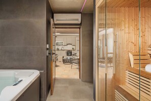 Combined shower/tub, hair dryer, bidet, towels - Villa Vilani Spa & Pool (Bakar)